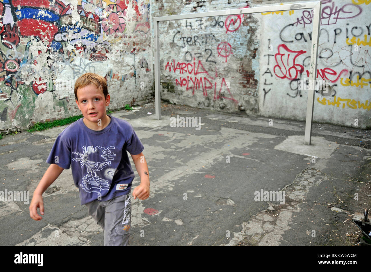 Garçon sur une zone de football avec graffiti, Allemagne, Berlin, Cologne Banque D'Images