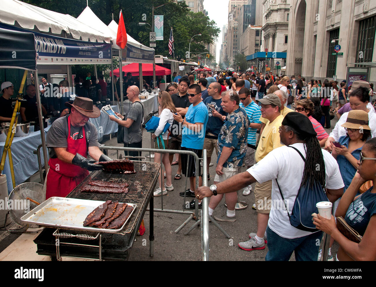 Madison Square Park - Avenue New York City Manhattan Week-end de la rue du marché de la viande barbecue spareribs saucisses Banque D'Images