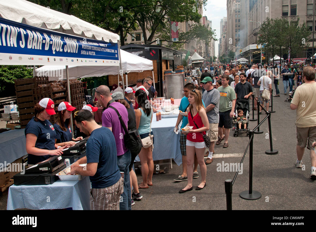 Madison Square Park - Avenue New York City Manhattan Week-end de la rue du marché de la viande barbecue spareribs saucisses Banque D'Images