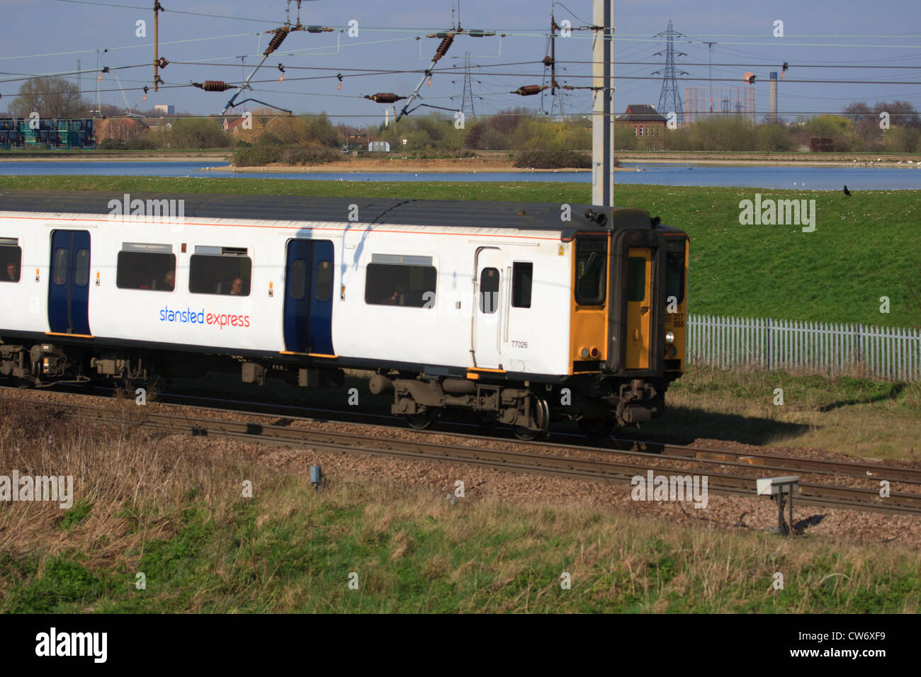 Stanstead Express Train traversant les marais de Walthamstow Banque D'Images