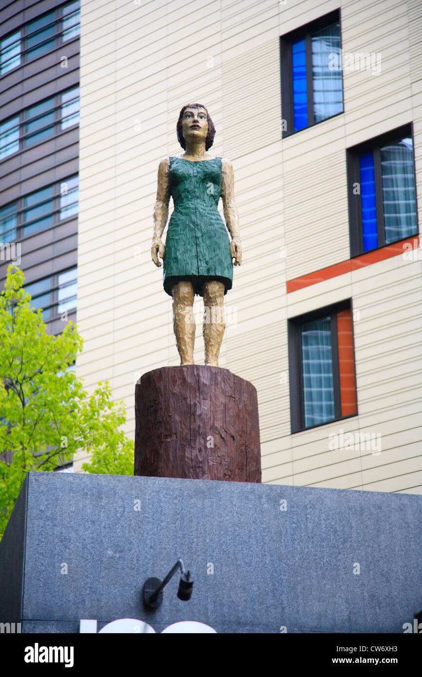 Sculpture en bois d'une femme au sommet de café à Londres Plus Banque D'Images