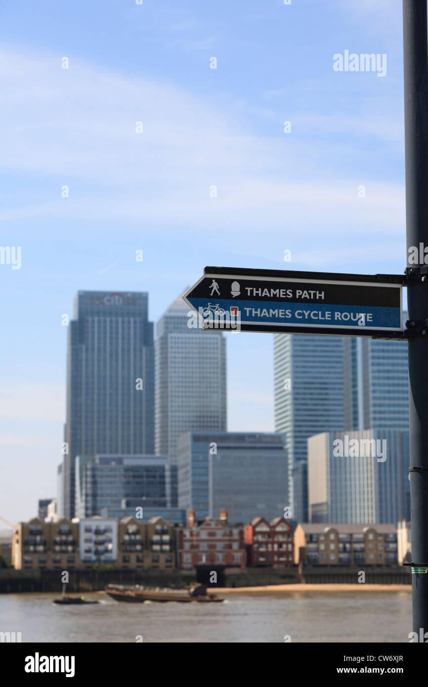Cycle Thames Path signe avec les tours de Docklands en arrière-plan Banque D'Images