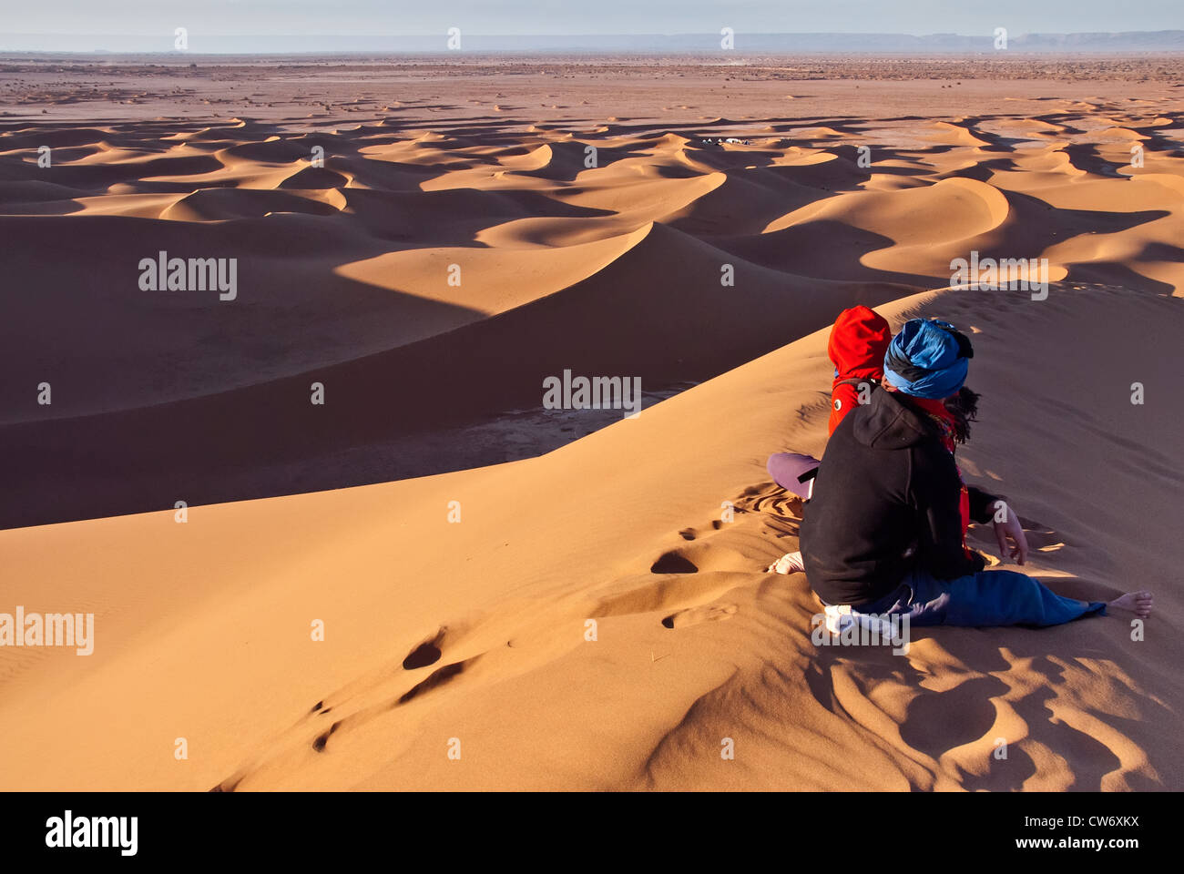 Les randonneurs reste sur une dune de sable dans le Sahara Occidental Banque D'Images