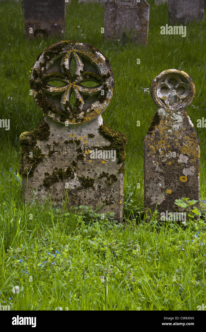Motif de cercles sur vieille tombe tombe en pierre Banque D'Images