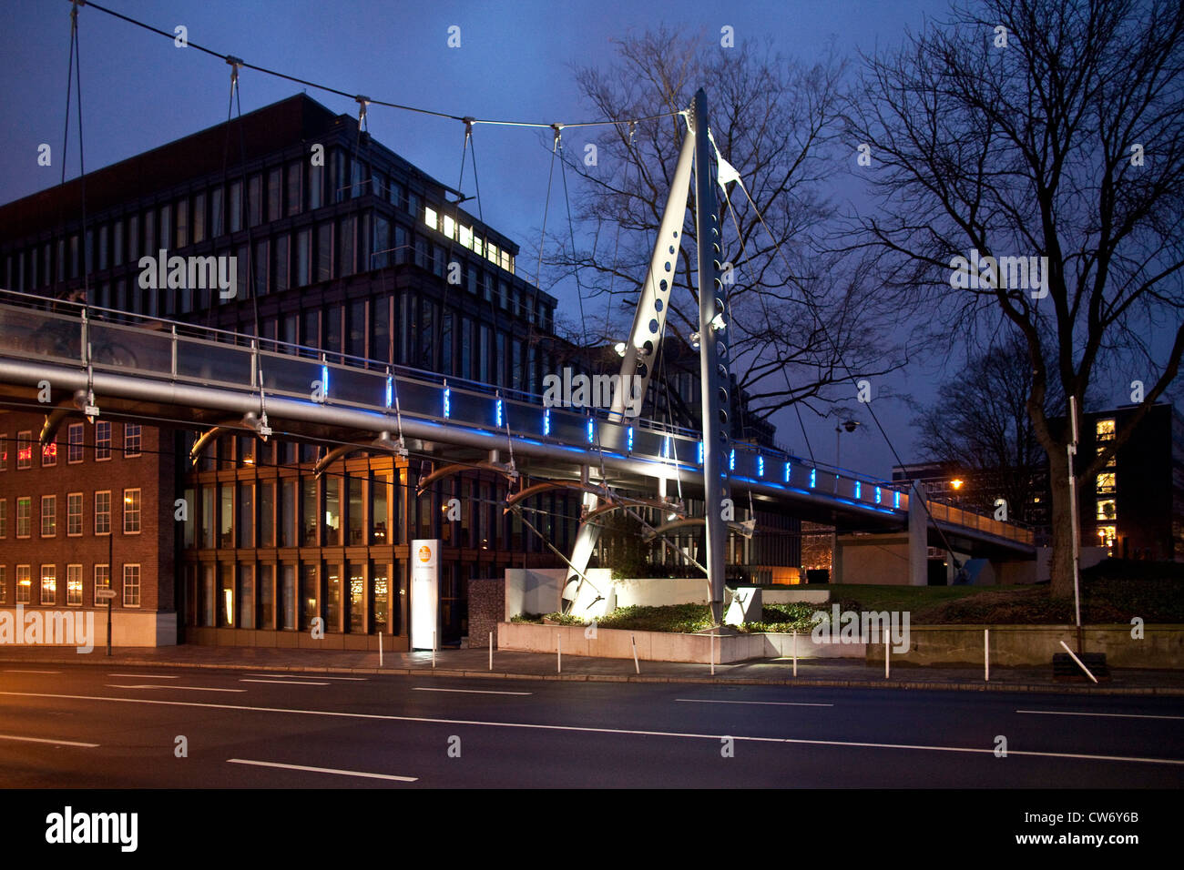 Folkwang lumineux bleu pont sur le Alfredstrasse B224, qui fait partie de la culture, chemin bleu l'Allemagne, en Rhénanie du Nord-Westphalie, région de la Ruhr, à Essen Banque D'Images