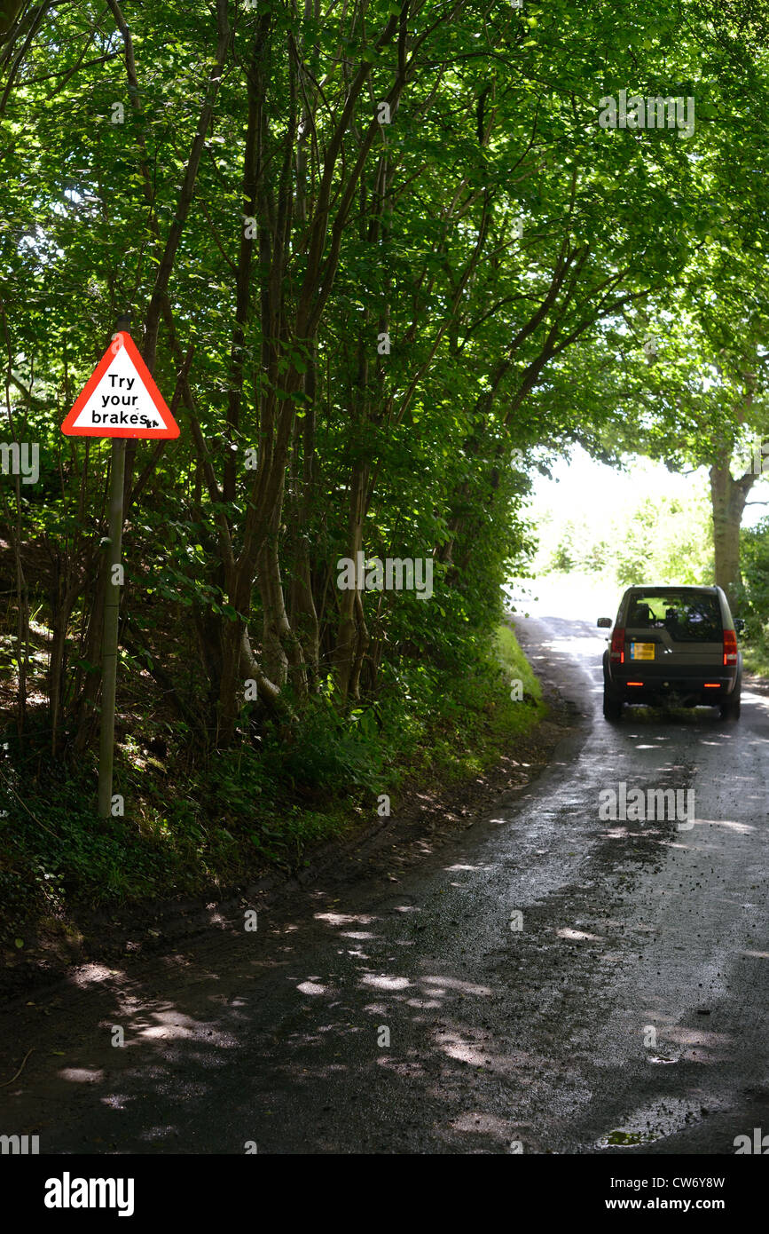 Quatre roues motrices véhicule passant essayer vos freins après avertissement de l'autre côté de la rue ford Bardsey Yorkshire UK Banque D'Images