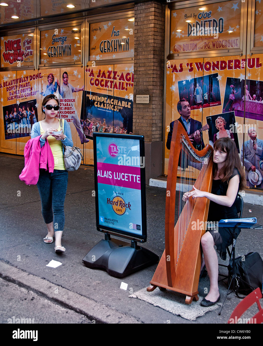 Un musicien jouant de la musique de rue près de Times Square New York City Manhattan Banque D'Images