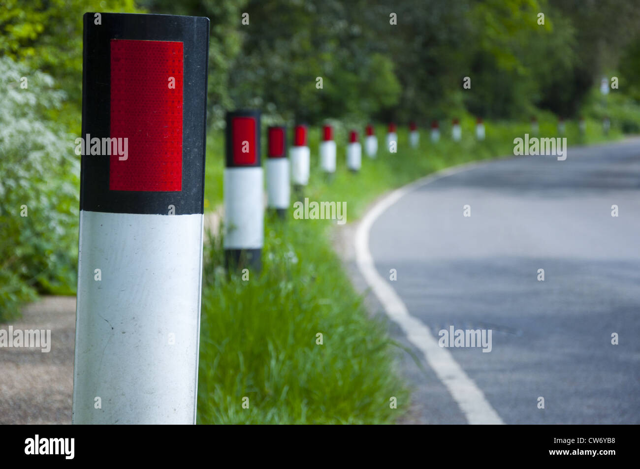 Marqueur de risque Post avec des réflecteurs sur le côté de bollards  country road Photo Stock - Alamy