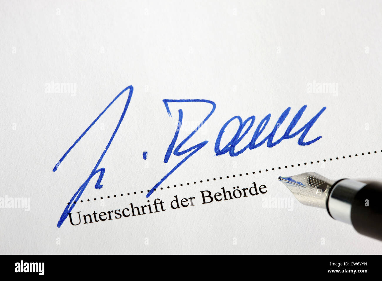 Signature d'un employé de l'administration ci-dessous une annonce officielle Banque D'Images