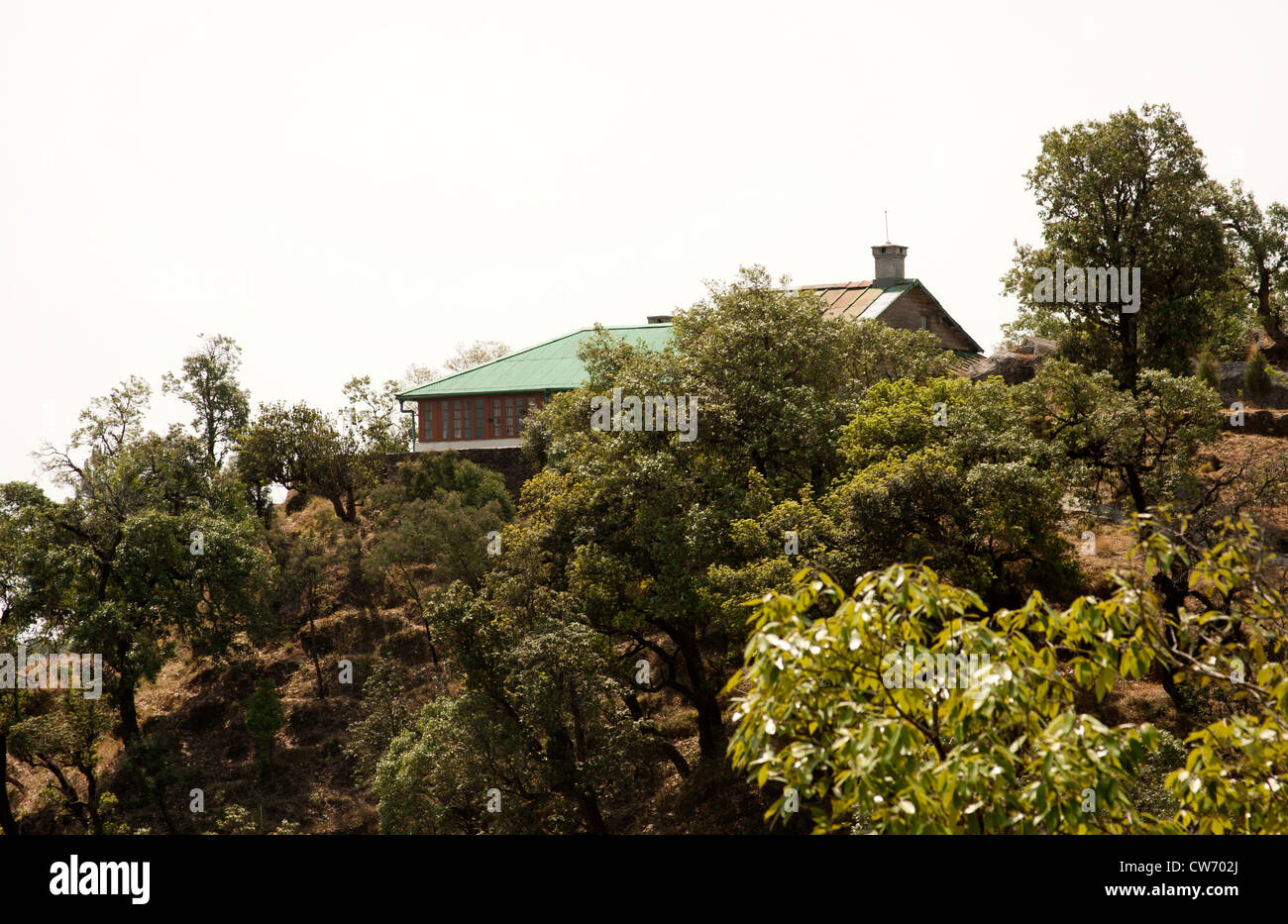 Guest House à l'extrémité n haut point dans Lansdowne dans le Nord de l'Inde, entouré d'un grand nombre d'arbres et de verdure, la nature Banque D'Images
