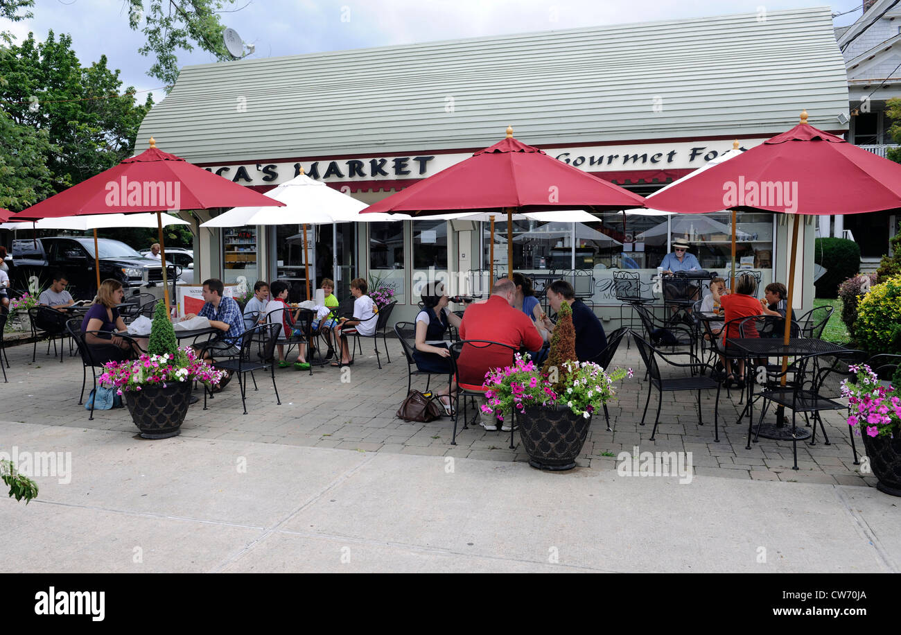 Tables à Nica's, une épicerie italienne et deli. Banque D'Images