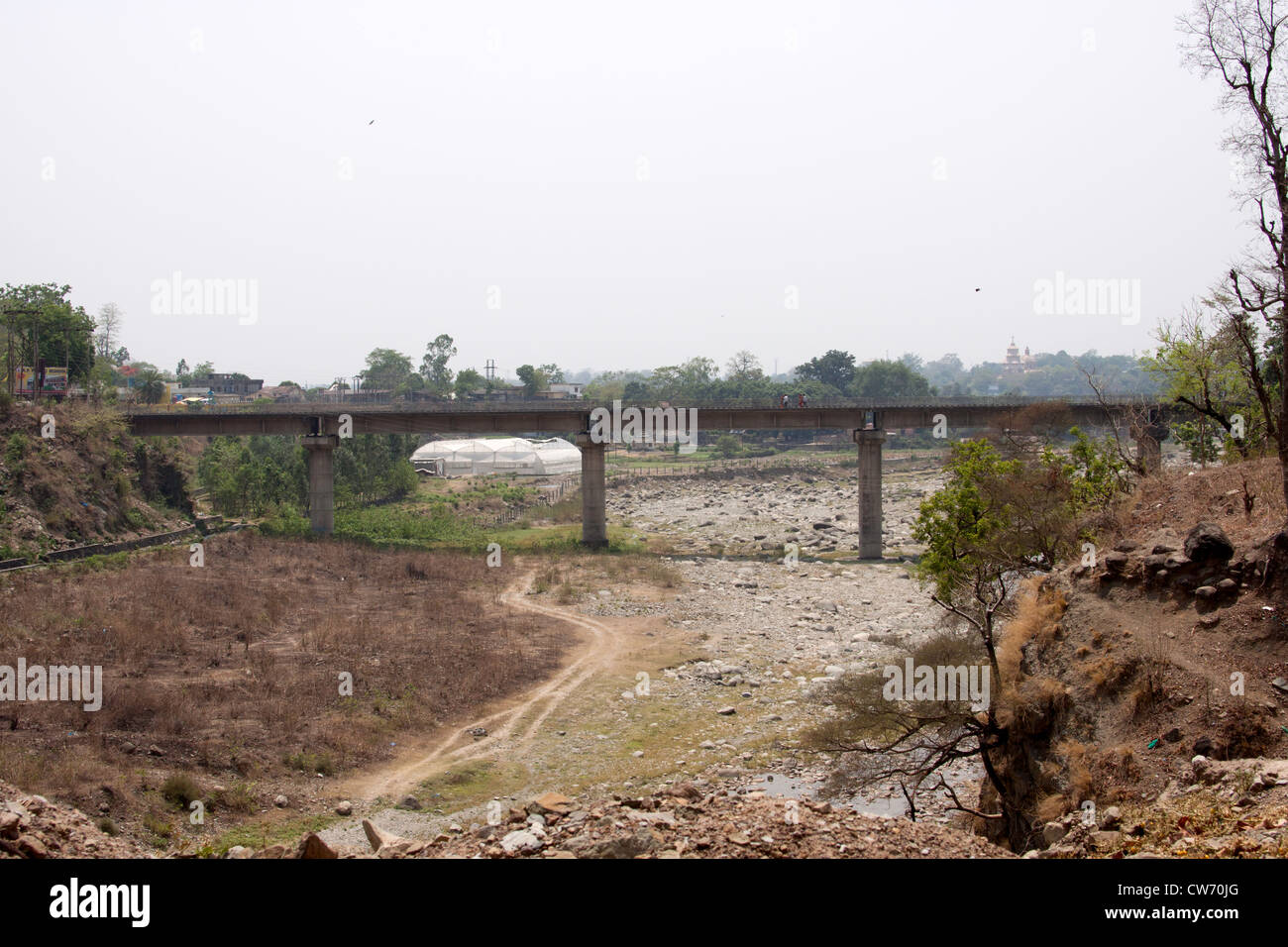 Les personnes qui traversent un pont au-dessus d'un lit de rivière à sec dans le Nord de l'Inde. C'était sur le chemin du Kotdwar à Lansdowne dans l'Uttaranchal. Banque D'Images