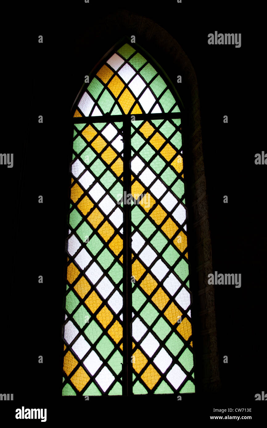 L'église Sainte Marie de Lansdowne dans le Nord de l'Inde, et la couleur des fenêtres dans la structure de l'église. Banque D'Images