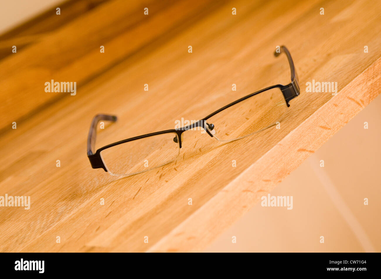 Petits verres cerclés de fines lunettes d'oeil noir cadre à la vision universitaire intellectuelle Yeux Yeux Yeux Lunettes improv pauvres Banque D'Images