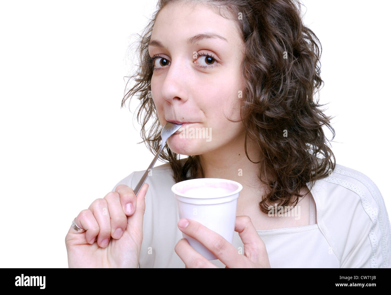 Jeune femme mange un yaourt Banque D'Images