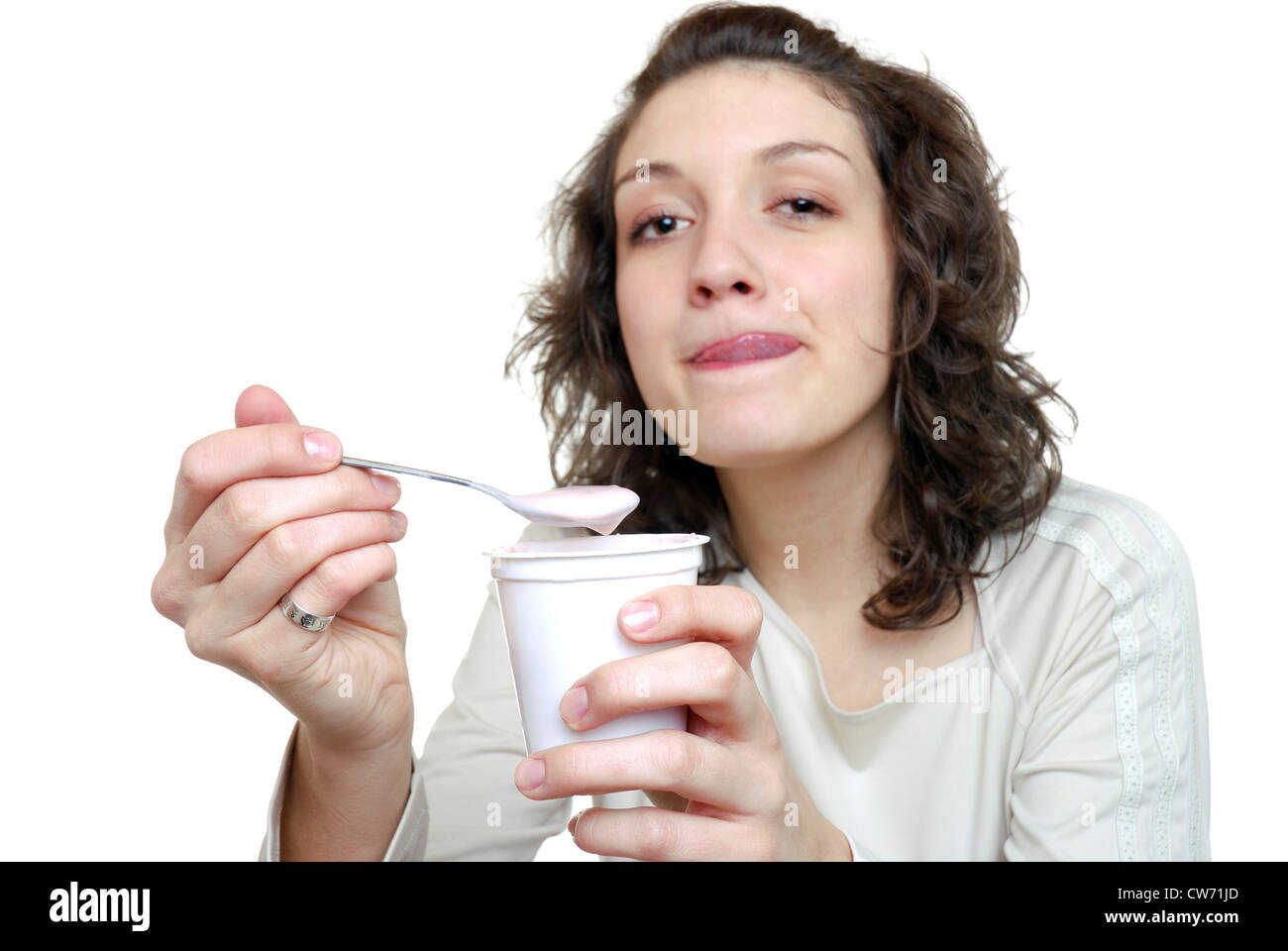 Jeune femme de manger un yaourt Banque D'Images