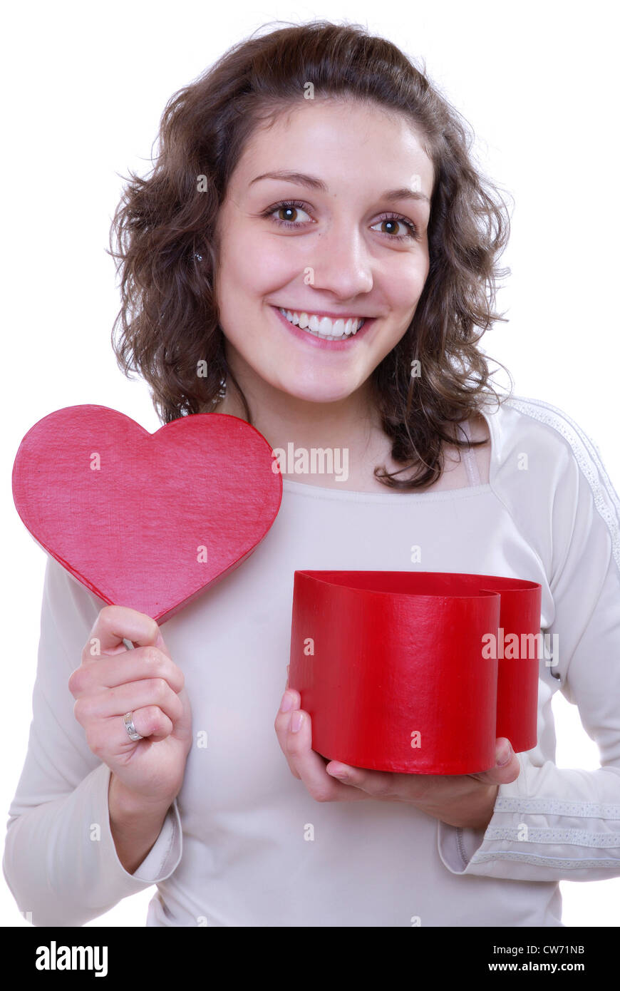 Jeune femme avec un paquet de cadeau dans sa main Banque D'Images