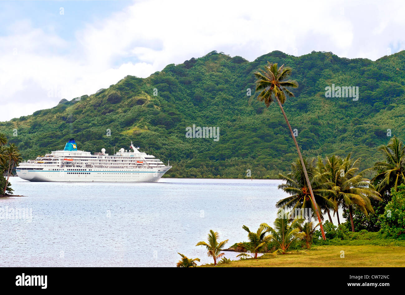 Bateau de croisière Amadea ancrés au port de Huahine, Polynésie française, l'île de l'Ascension Banque D'Images