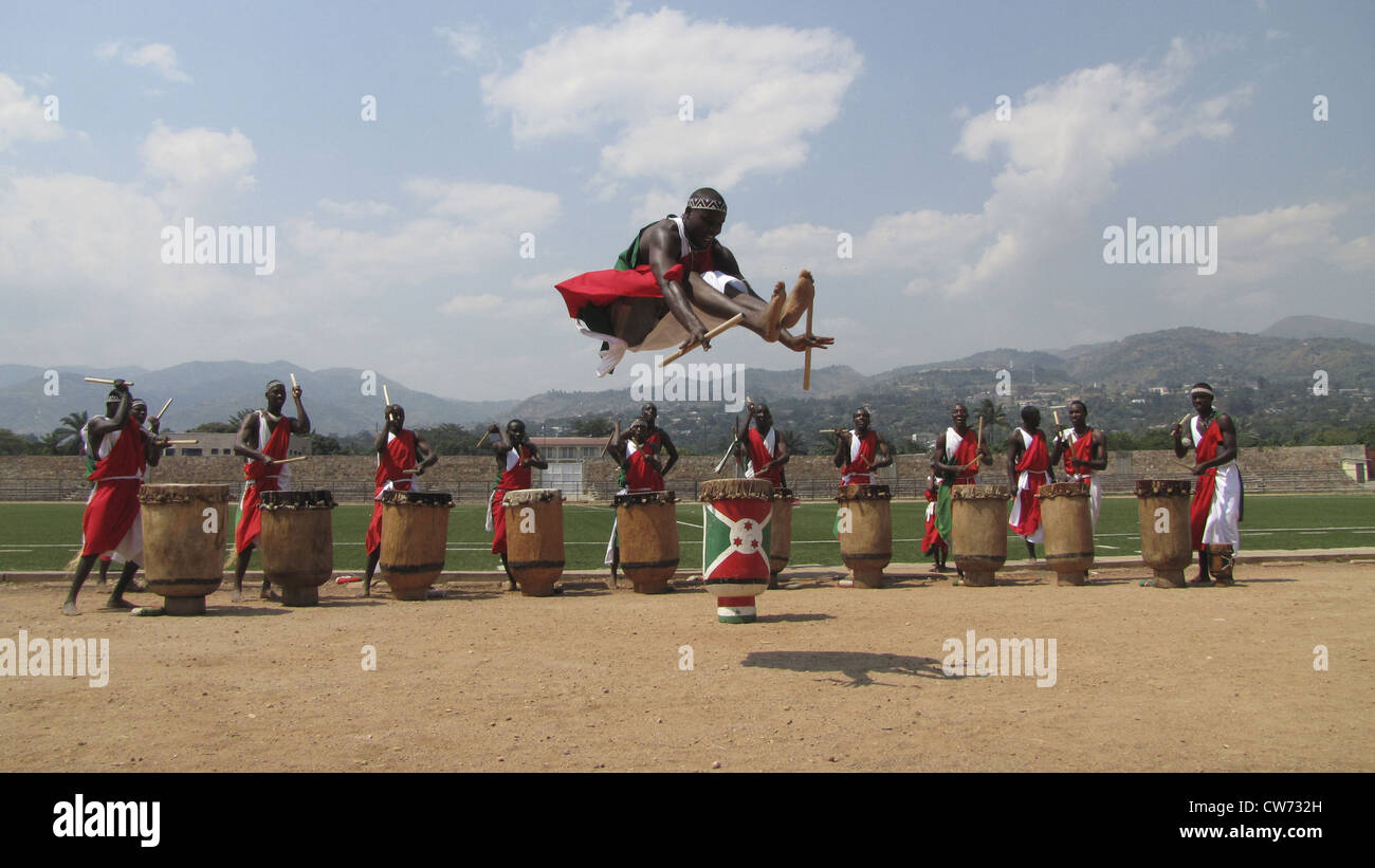 Danseurs et batteurs burundaise traditionnelle (tambourinaires) présentant leurs compétences au stade national de football sur la Journée internationale contre la torture (26 juin 2009), le Burundi, Bujumbura mairie, Bujumbura Rohero, 1 Banque D'Images