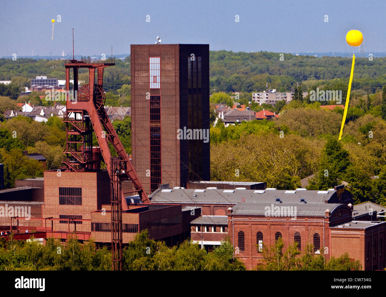 Gros ballons jaunes sur la Capitale européenne de la Culture de marquage d'Essen anciens sites de mines de charbon, chachtzeichen «» , l'Allemagne, en Rhénanie du Nord-Westphalie, région de la Ruhr, à Essen Banque D'Images