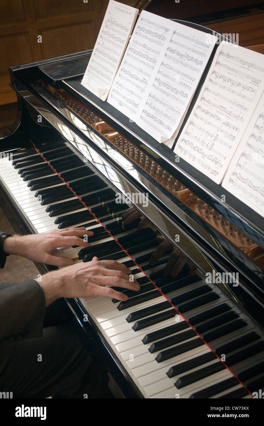 Pianiste piano jouer jouer les mains main doigt doigt musical musique tune touches clés fiche technique capacité dvd clavier joué Banque D'Images