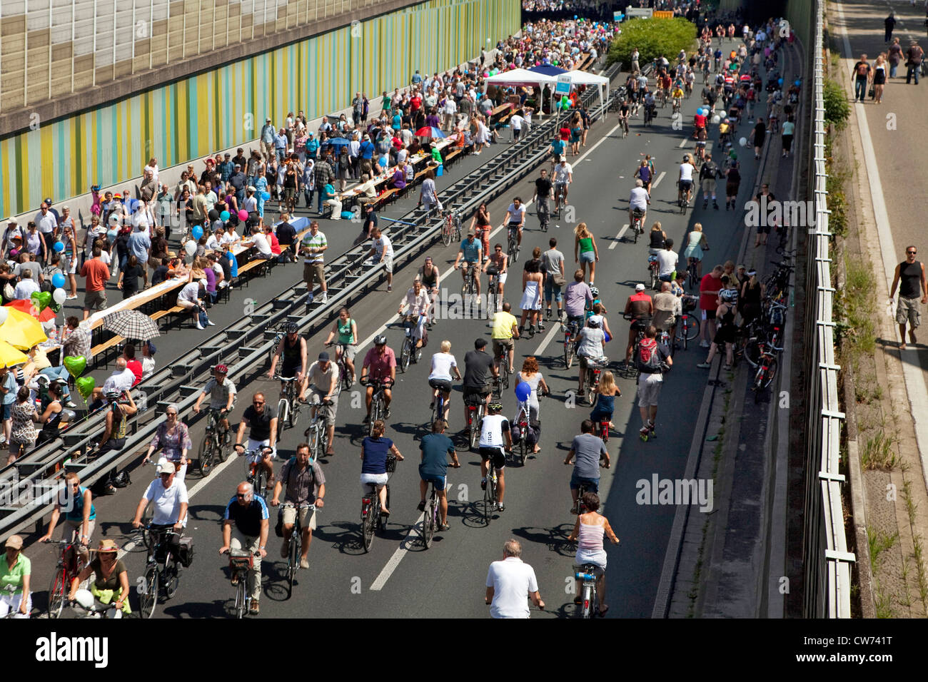 Personnes sur l'événement "toujours-Leben Ruhrschnellweg' sur l'autoroute A 40, l'Allemagne, en Rhénanie du Nord-Westphalie, région de la Ruhr, à Essen Banque D'Images