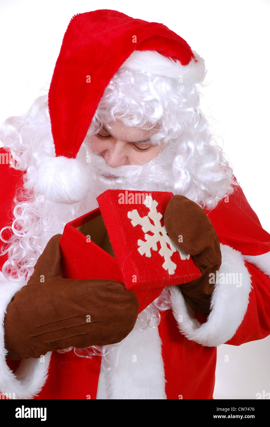 Père Noël avec une boîte cadeau dans ses mains Banque D'Images