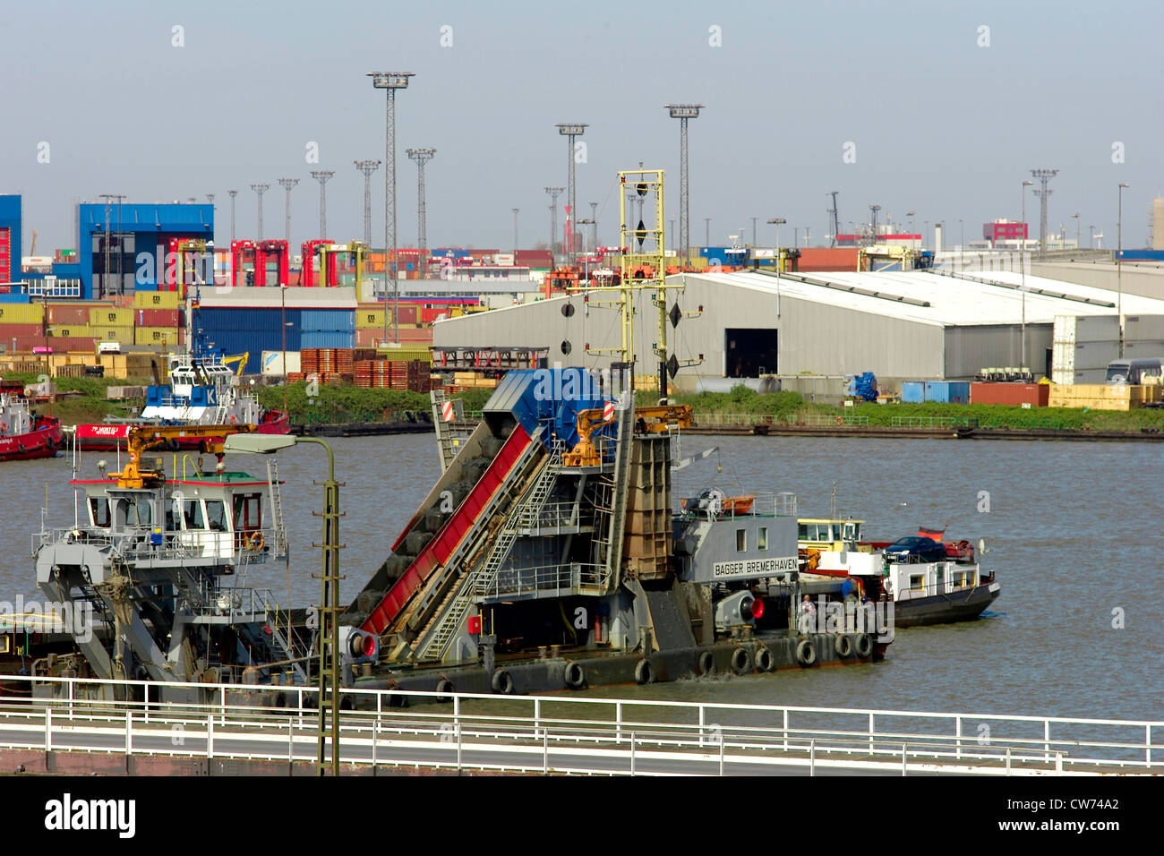 Excavateur à godets à l'évitage du port de Bremerhaven, Allemagne, Banque D'Images