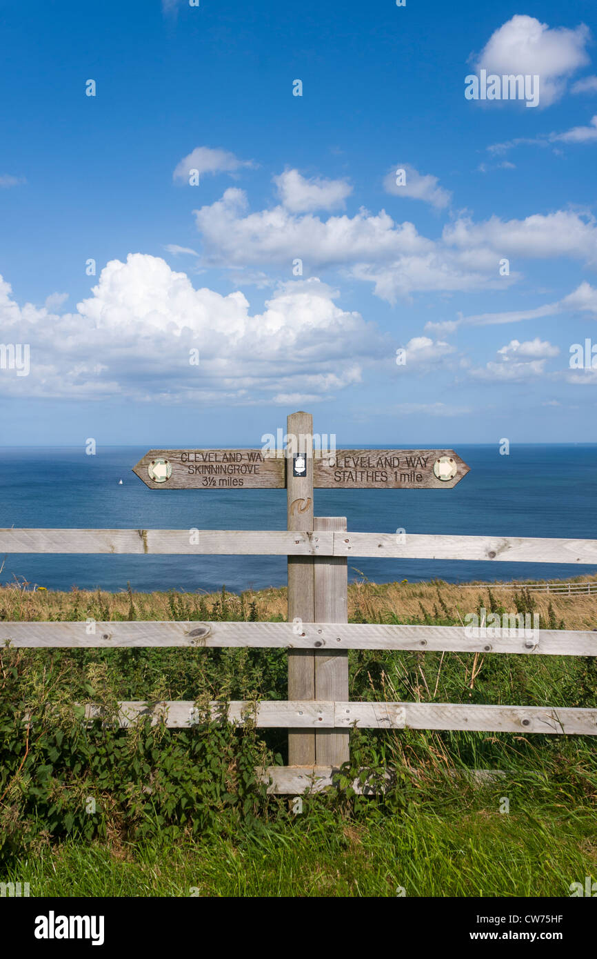 Cleveland way sign sur boulby bank en direction de Staithes et Skinningrove. Banque D'Images