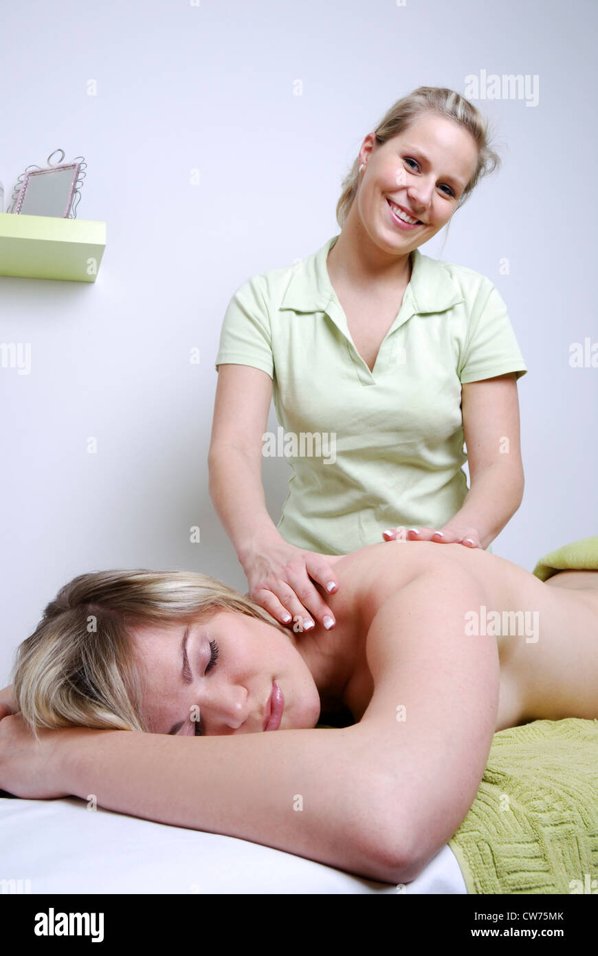 Massage à femme Banque D'Images