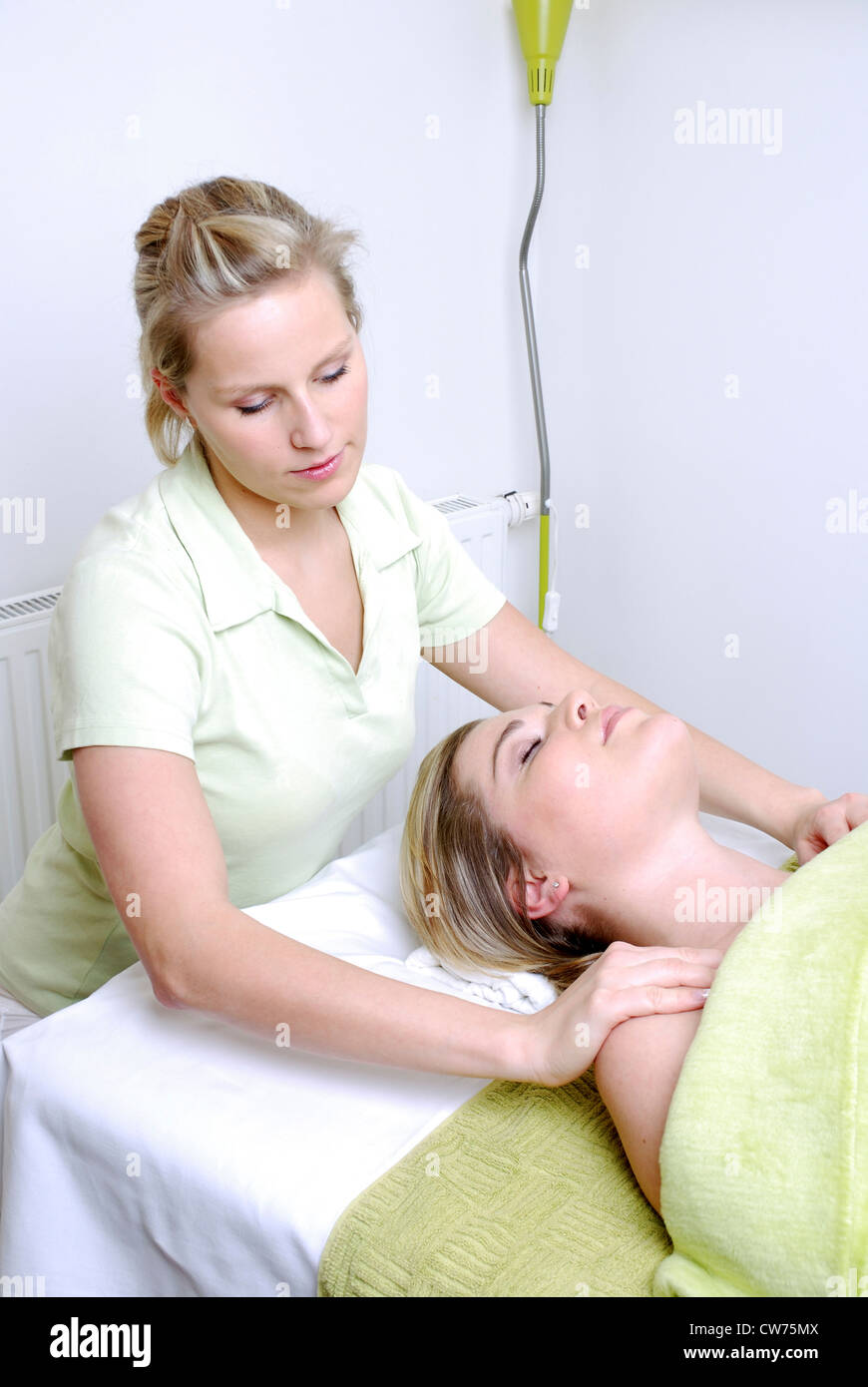 Massage à femme Banque D'Images