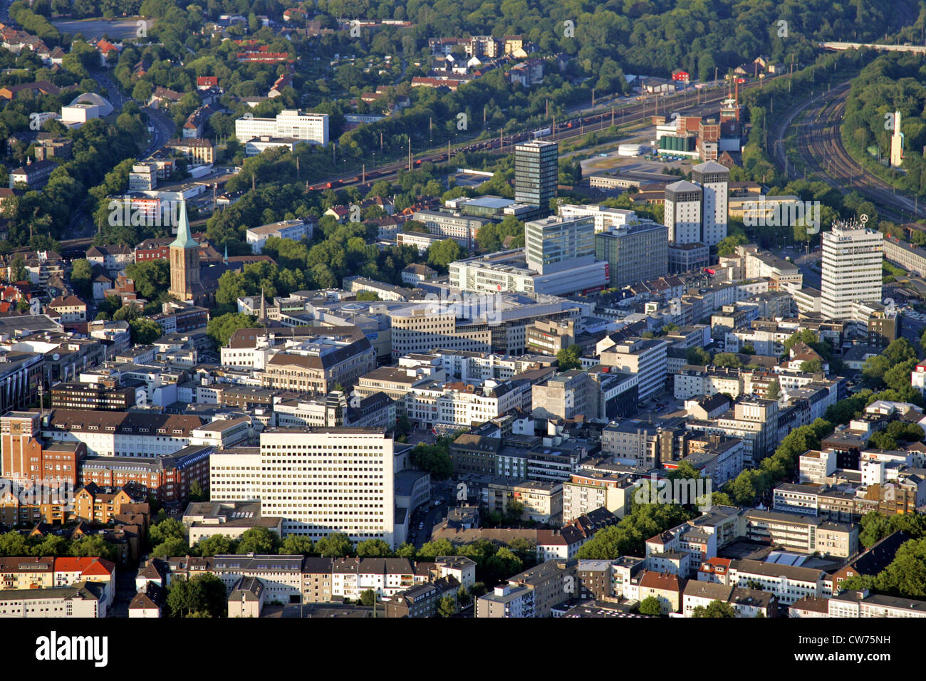 Vue de la ville de Bochum d'ouest en est avec l'église Propstei Kortum, entrepôt et service public municipal house, l'Allemagne, en Rhénanie du Nord-Westphalie, région de la Ruhr, Bochum Banque D'Images