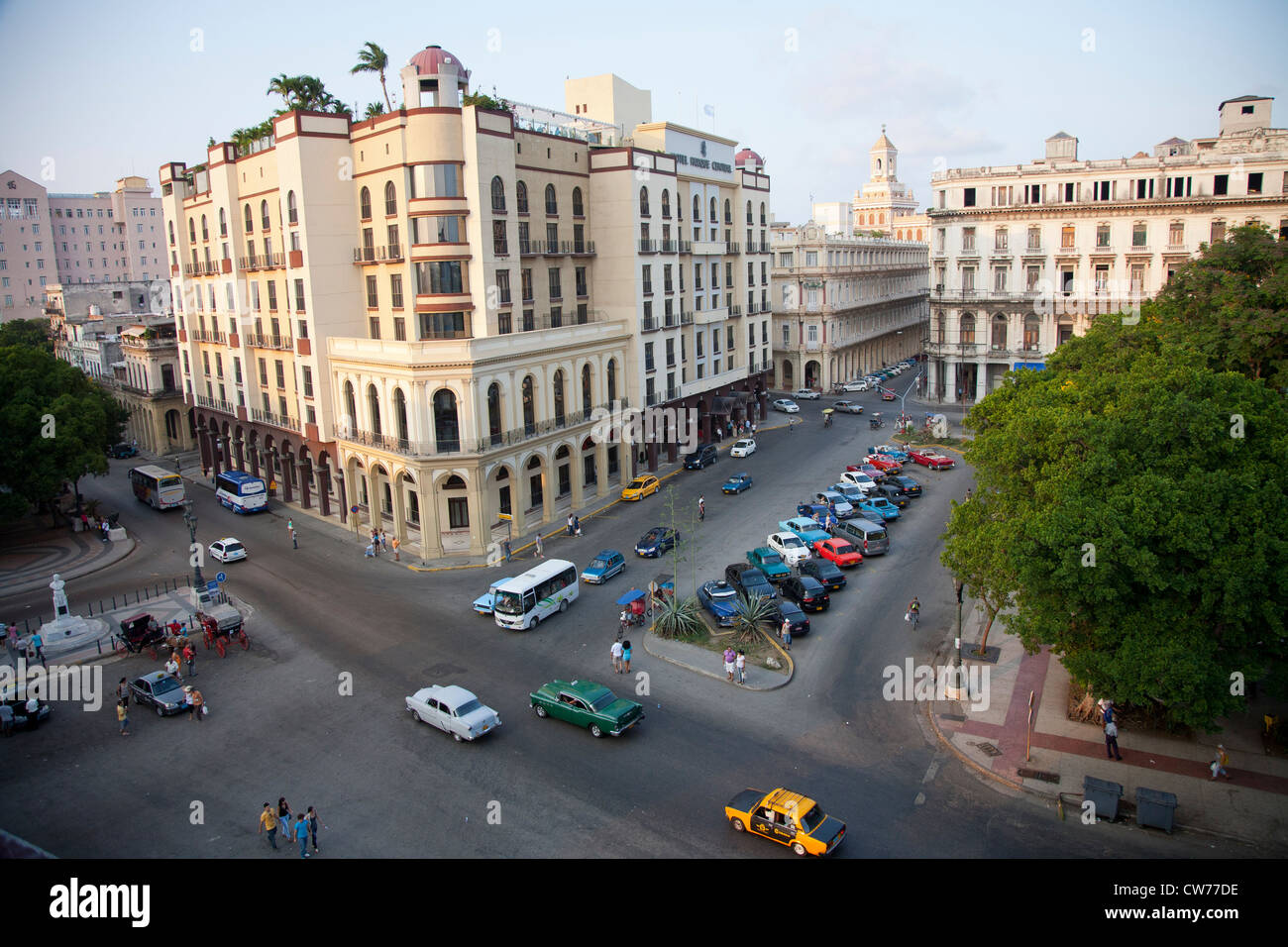 Vue aérienne de l'hôtel Parque Central à Vieille Havane Cuba avec Bacardi  Building en arrière-plan Photo Stock - Alamy