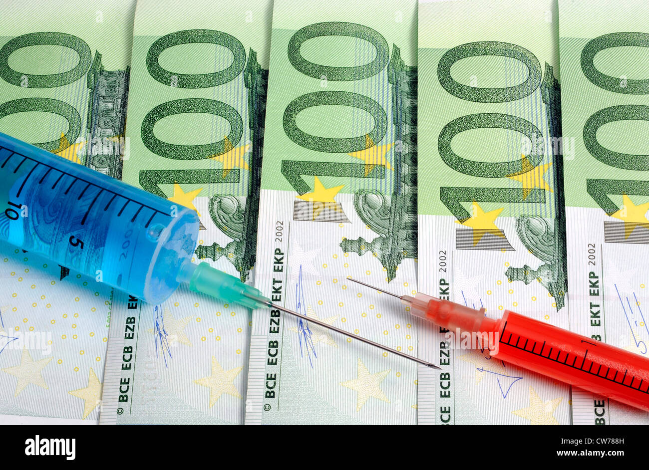 L'injection de trésorerie, la seringue et billets en Euro Banque D'Images