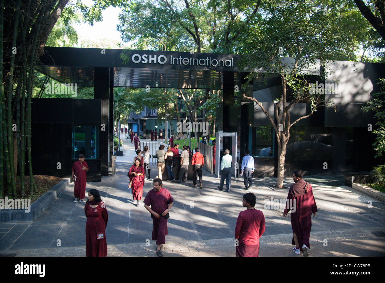 Les visiteurs à l'entrée du centre de méditation International d'Osho Banque D'Images