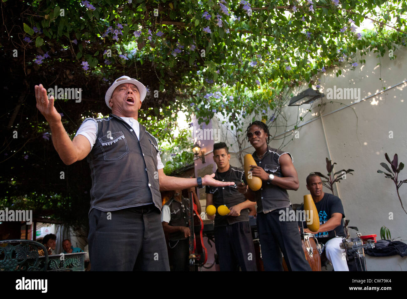 Musiciens cubains effectuer à un bar extérieur à La Havane Cuba Banque D'Images
