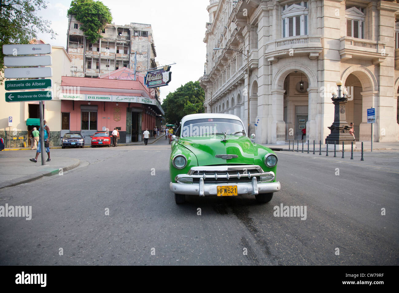 Vert vieux taxi au centre-ville de La Havane Cuba Banque D'Images
