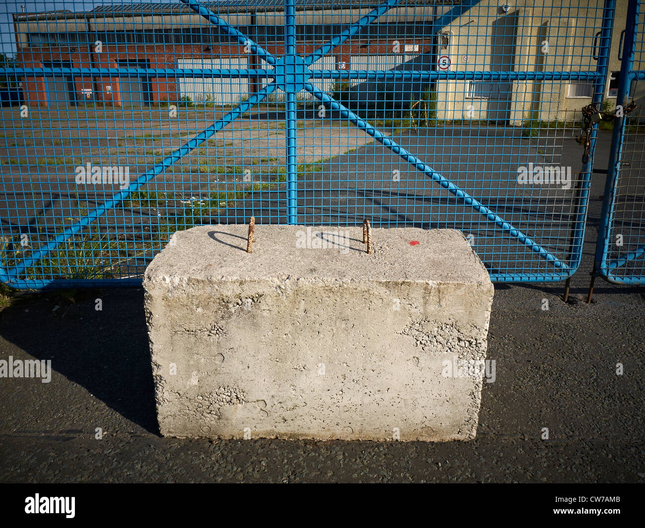 Bloc de béton en face de la porte fermée Banque D'Images