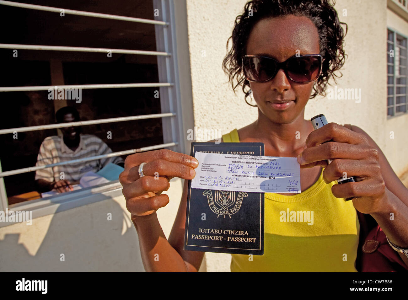 Jeune femme vient de s'inscrire pour l'élection nationale 2010 et est fièrement présenter la confirmation écrite et le passeport, BURUNDI, Bujumbura Mairie, Bujumbura Banque D'Images