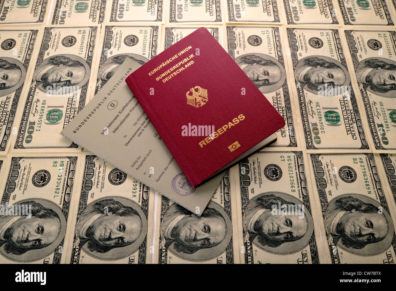 Passeport et permis de conduire international sur Dollar bills Banque D'Images