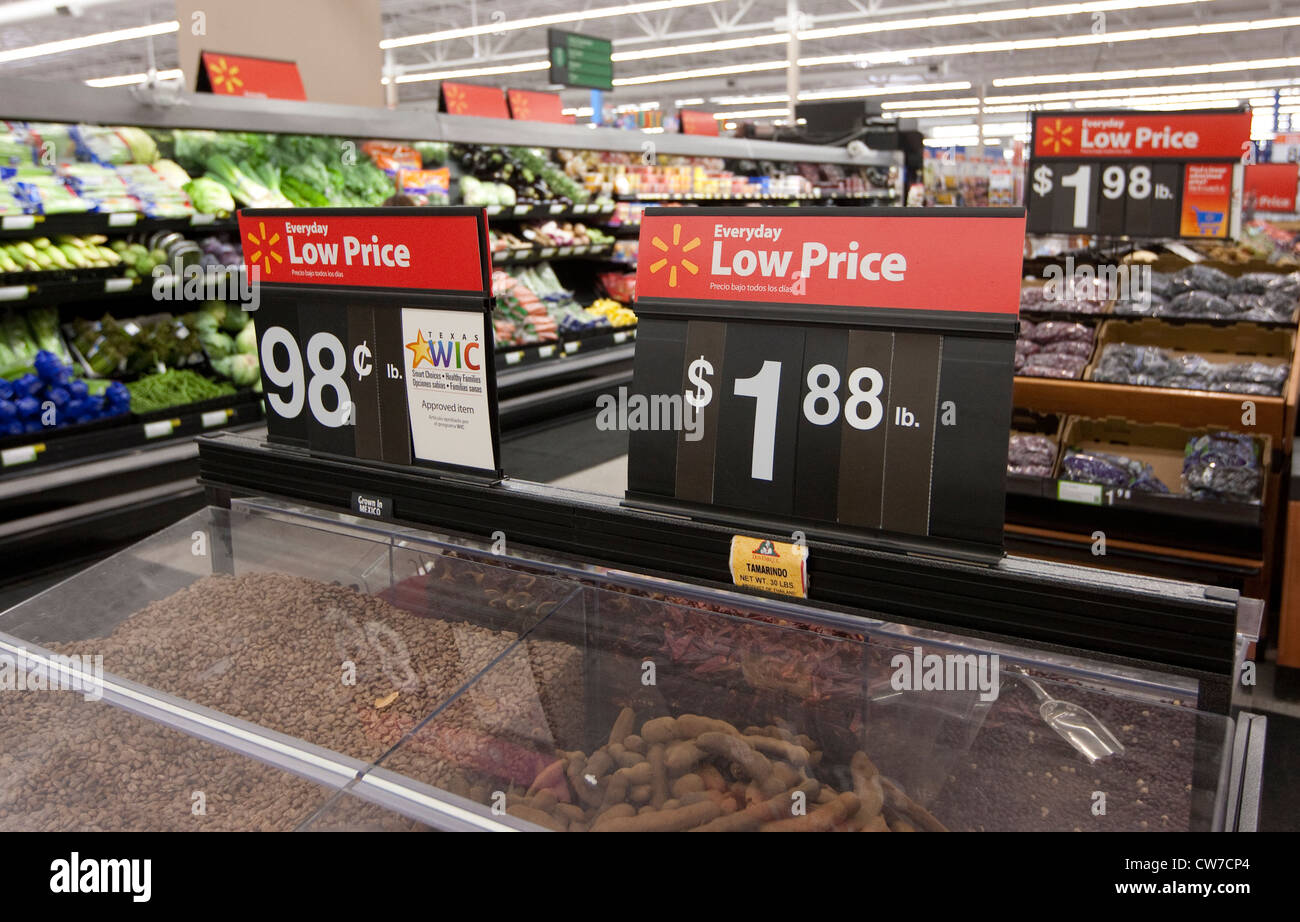 Affiche bilingue au Wal-Mart annonce les prix bas et le Texas point approuvé WIC Banque D'Images