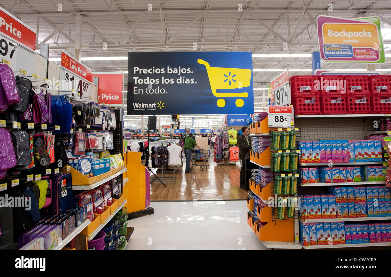 Langue espagnole bannière indiquant des prix bas tous les jours à un San Marcos, Texas area Wal-Mart Supercenter Banque D'Images