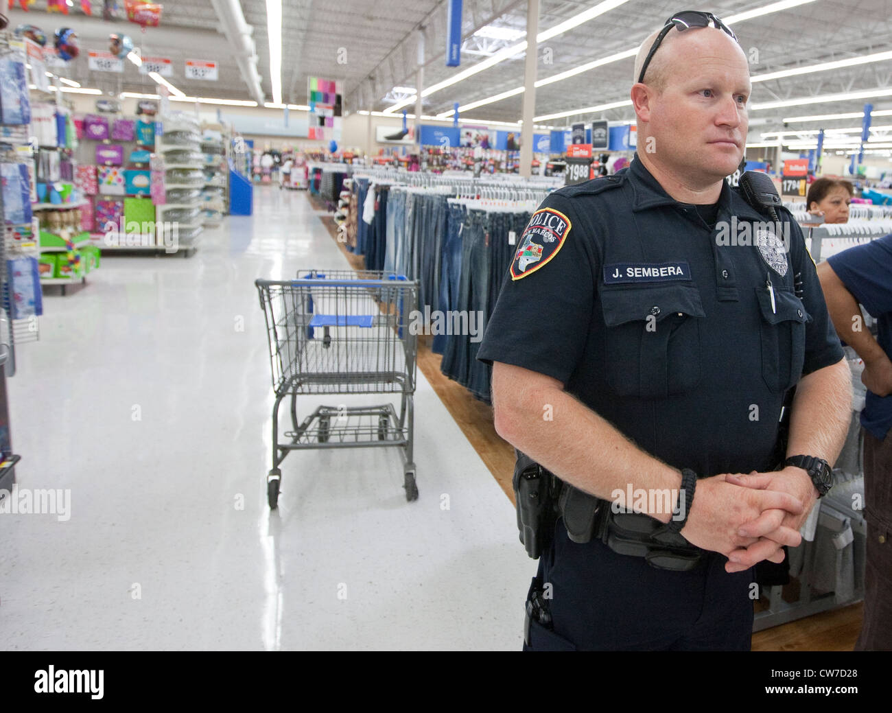 Policier blanc magasin Wal-Mart de patrouilles à San Marcos, Texas Banque D'Images