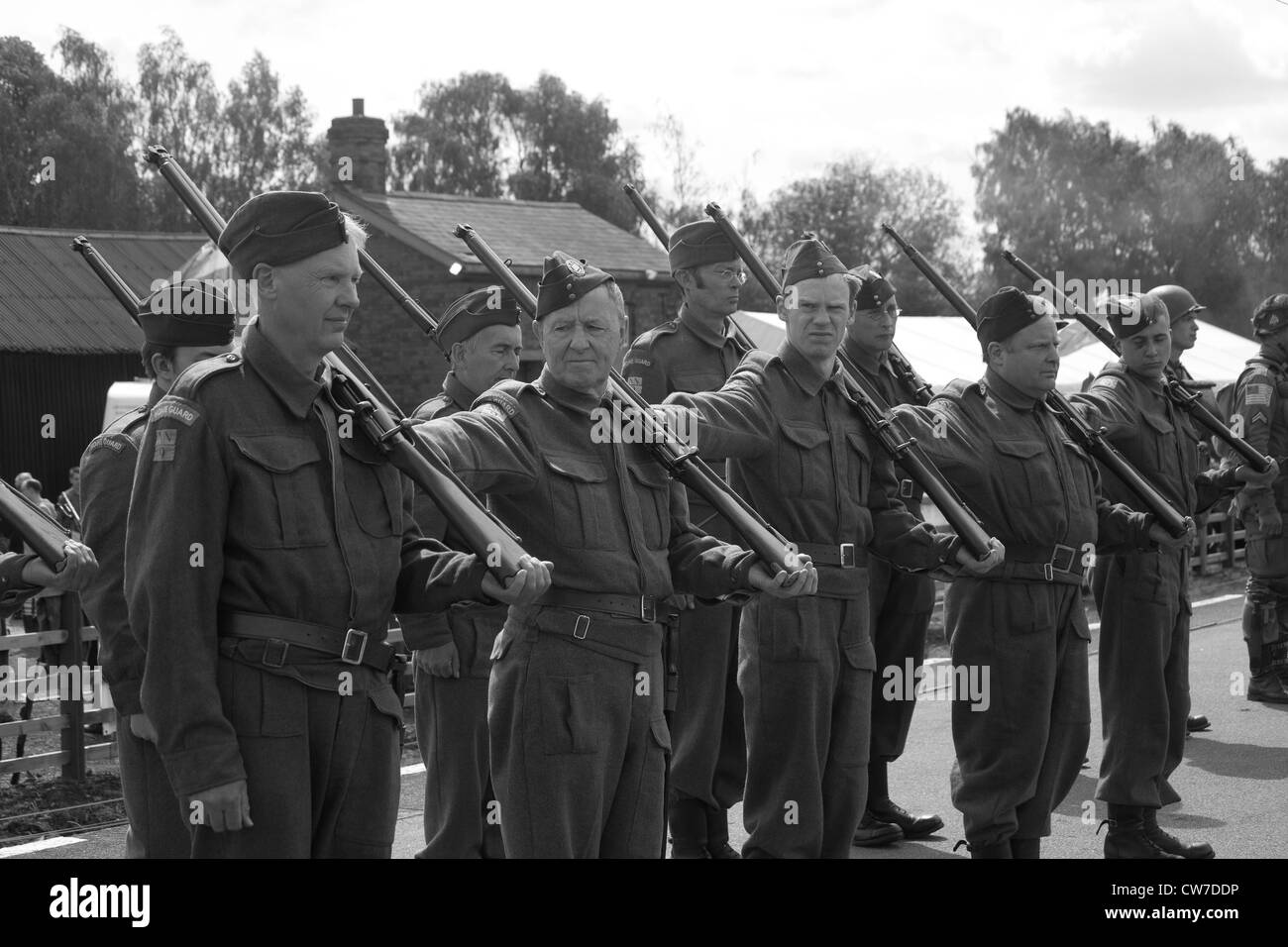 La reconstitution médiévale jouer 1940 soldats de l'Armée britannique et américain avec d'autres personnes à la parade Banque D'Images