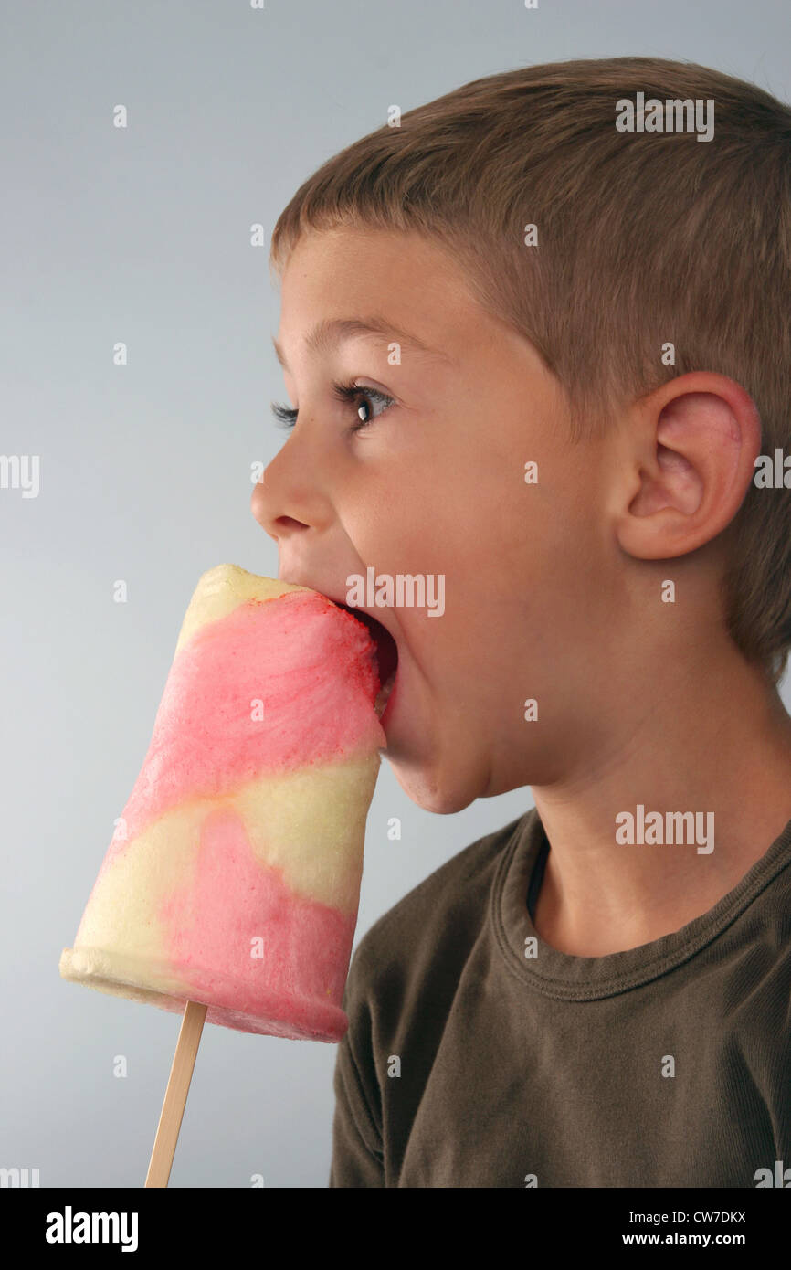 Garçon avec une grande glace Banque D'Images