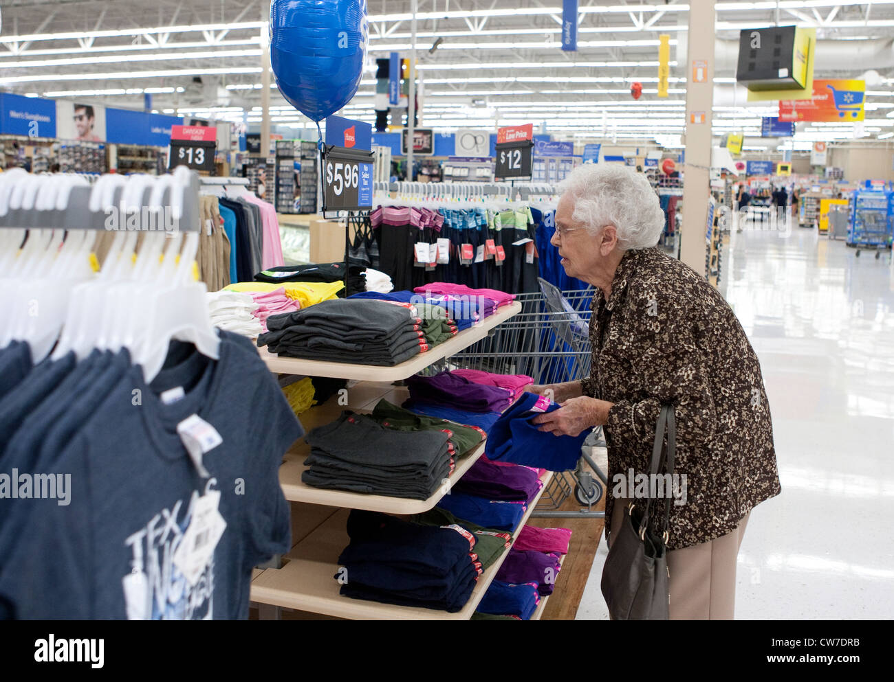Personnes âgées blanc femme boutiques dans un Wal-Mart Supercenter à San Marcos, Texas Banque D'Images