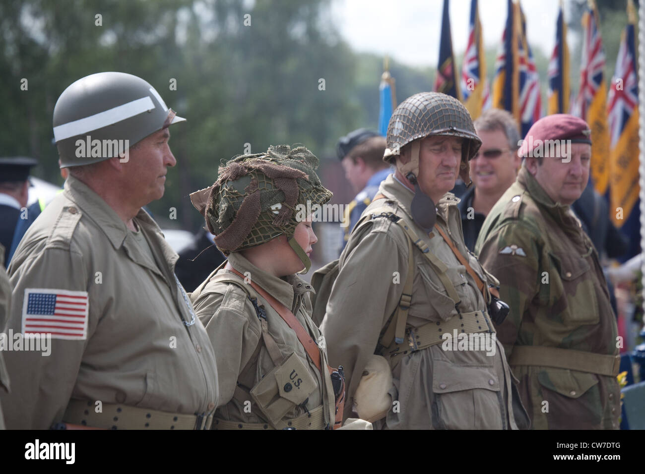 La reconstitution médiévale jouer 1940 soldats de l'Armée britannique et américain avec d'autres personnes à la parade Banque D'Images