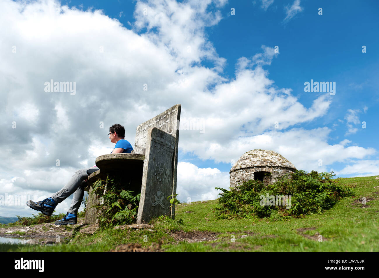 Personne assis sur un banc en haut de Culmstock balise sur le bord de Blackdown Hills, Devon, Angleterre, Royaume-Uni Banque D'Images