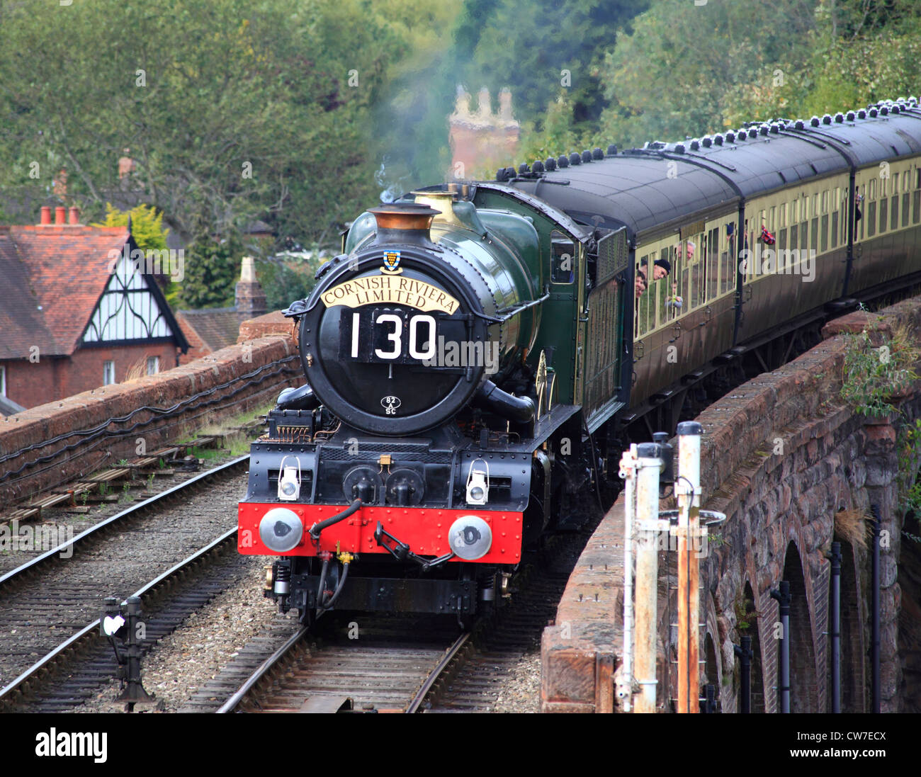 GWR 4-6-0 N° 6024 le 1er King Edward arrive à Bewdley sur la Severn Valley Railway, Worcestershire, Angleterre, Europe Banque D'Images