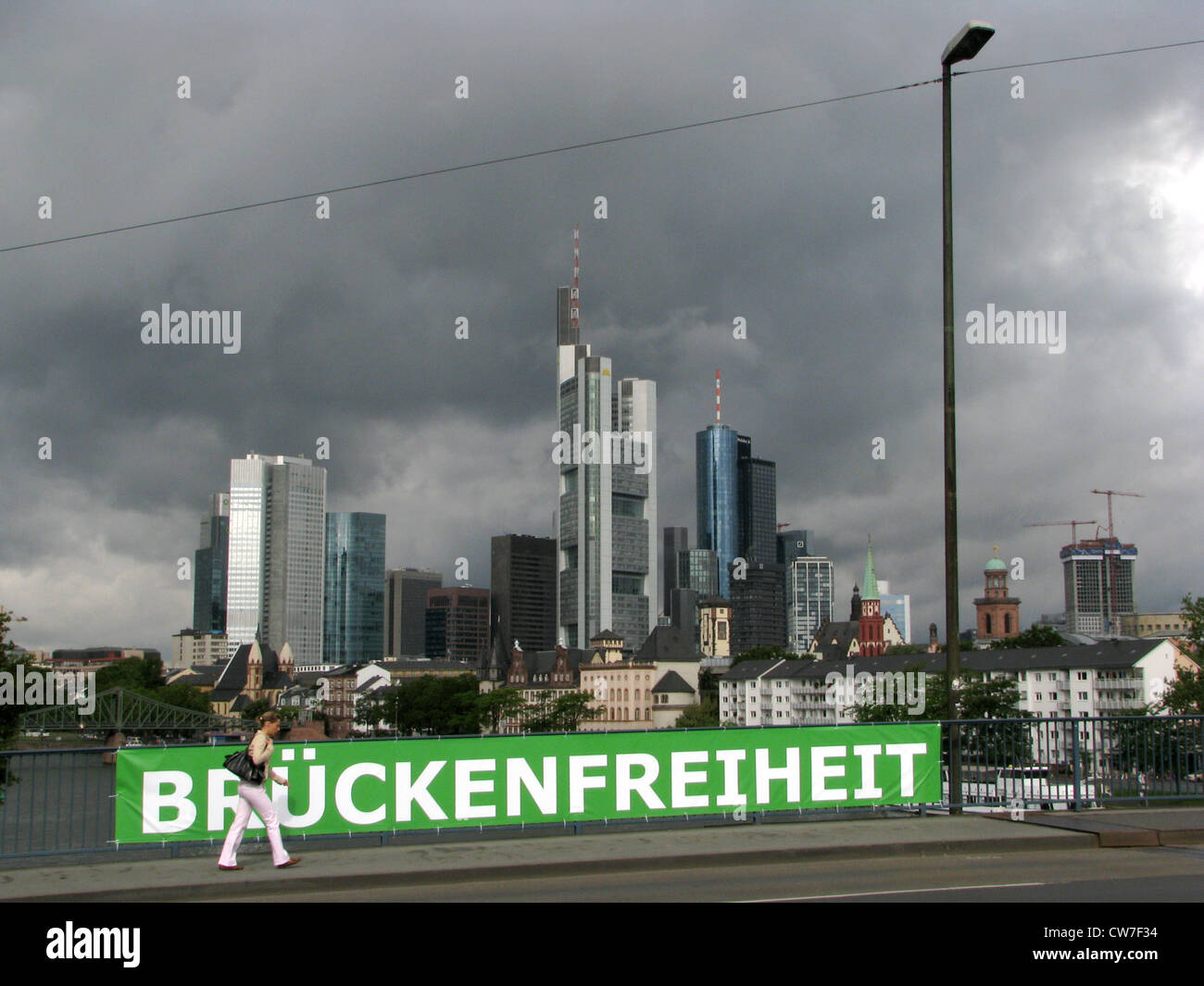 Vue trouble sur l'horizon de Francfort à partir d'un pont sur la rivière Main Brueckenfreiheit - panneau 'pont' ('Liberté'), l'Allemagne, Francfort Banque D'Images